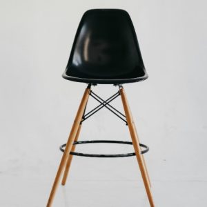 Avaleht armchair black in wood 1